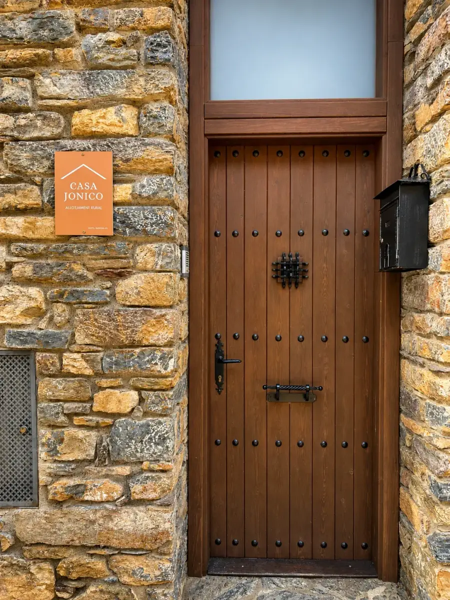 Porta d'entrada de Casa Jonico amb la placa de la casa